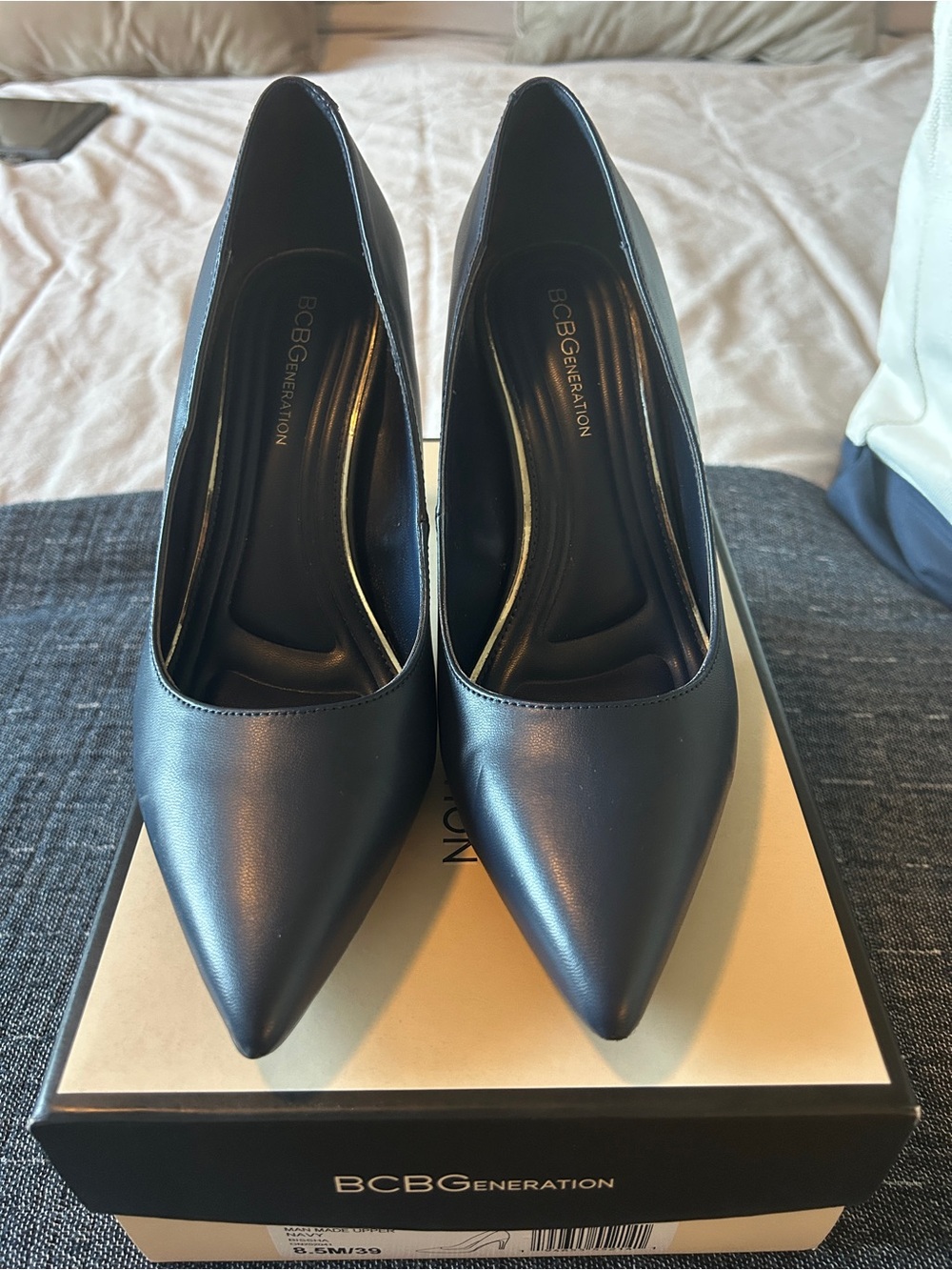 Like NEW Navy pumps